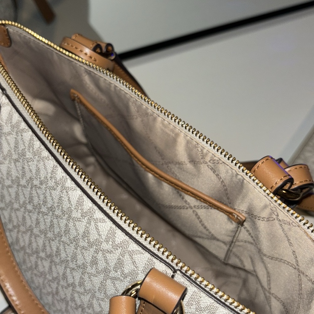 Michael Kors Purse - Picture 4 of 4